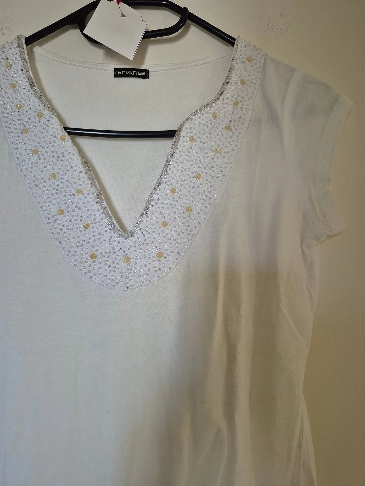 Camiseta blanca con cuello en V y adornos de abalorios - photo 2