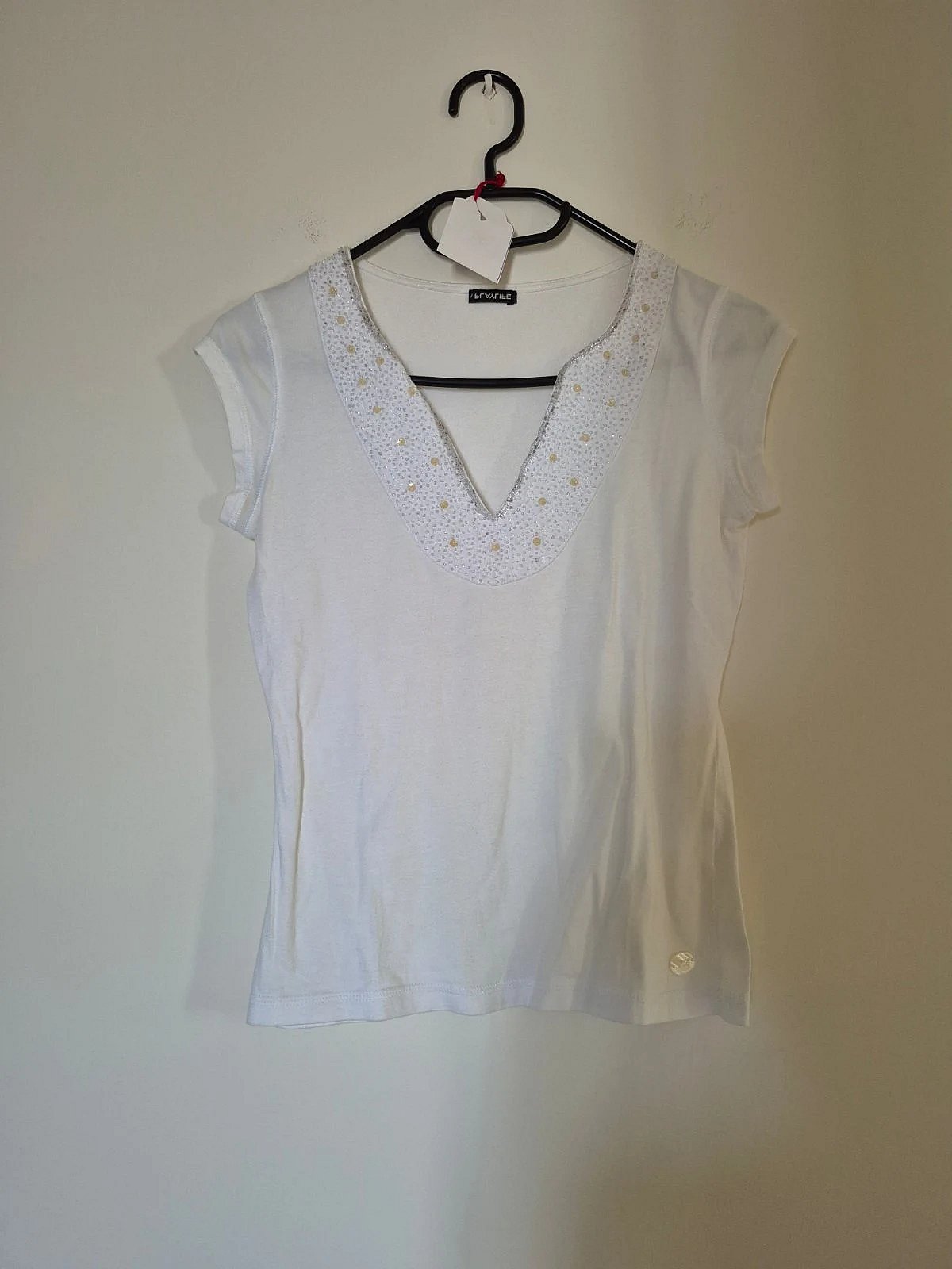 Camiseta blanca con cuello en V y adornos de abalorios - photo 3