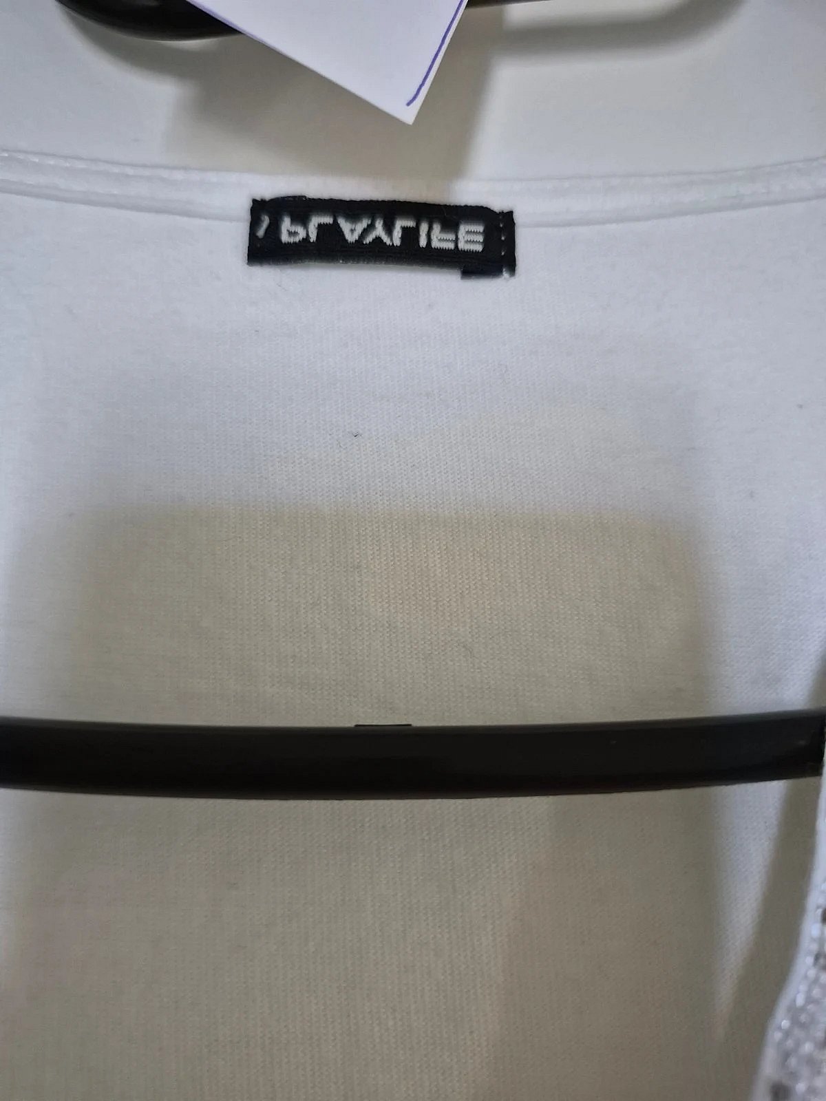 Camiseta blanca con cuello en V y adornos de abalorios - photo 4