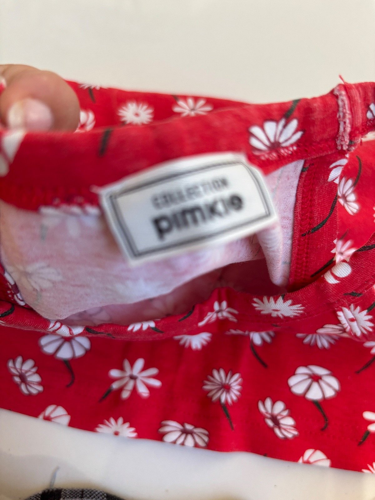 Top con scollo all'americana e stampa a margherite rosse - photo 2