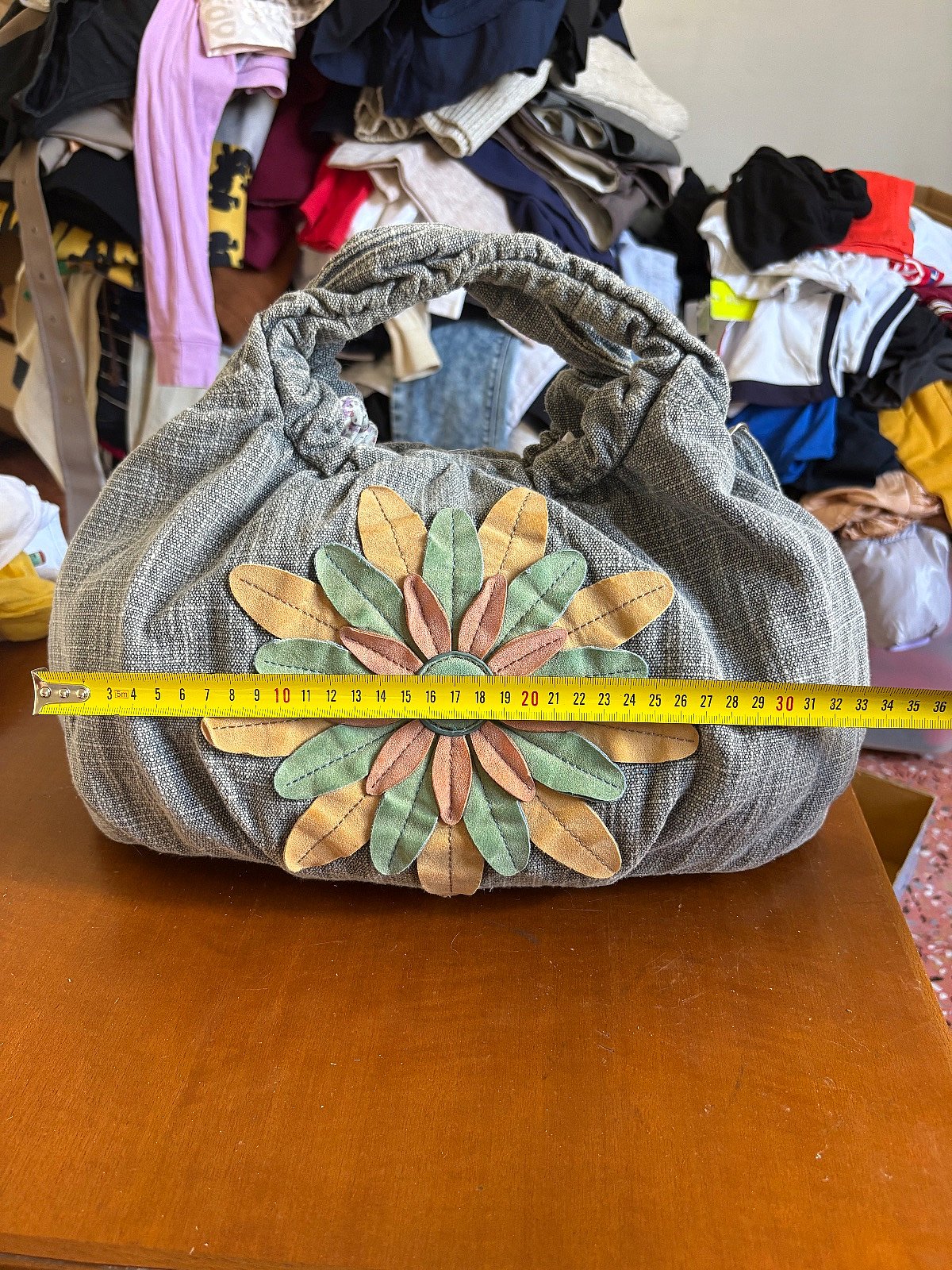 Borsa a mano in lino grigio con un fiore - photo 5