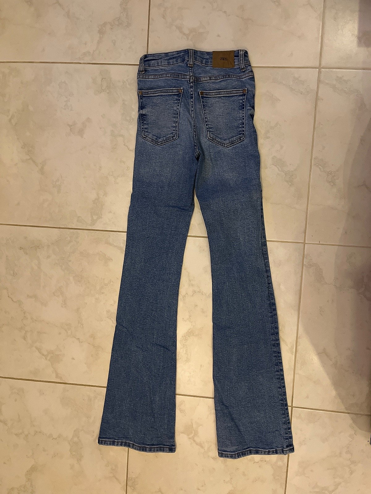 Vaqueros acampanados azules de Zara - photo 2