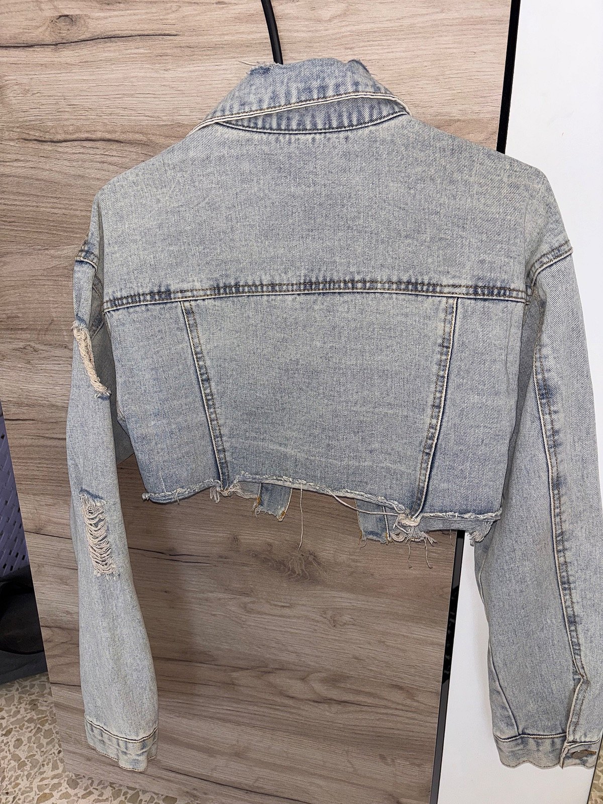 Ġakketta tad-Denim b'Ħasil Ċar Maqtugħ - photo 2