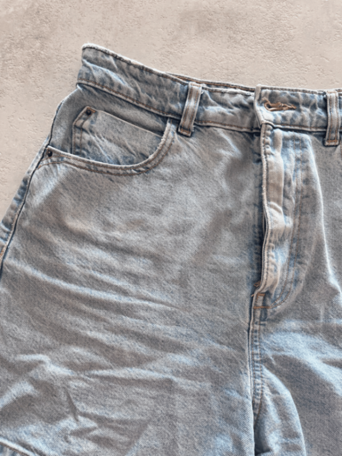Shorts in denim dal lavaggio chiaro con taglio Mom di ZARA - photo 3