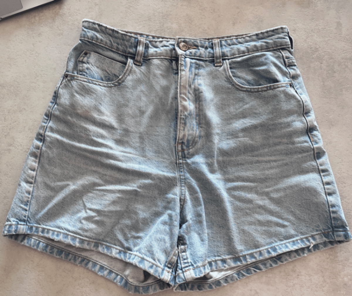 Shorts in denim dal lavaggio chiaro con taglio Mom di ZARA - photo 2