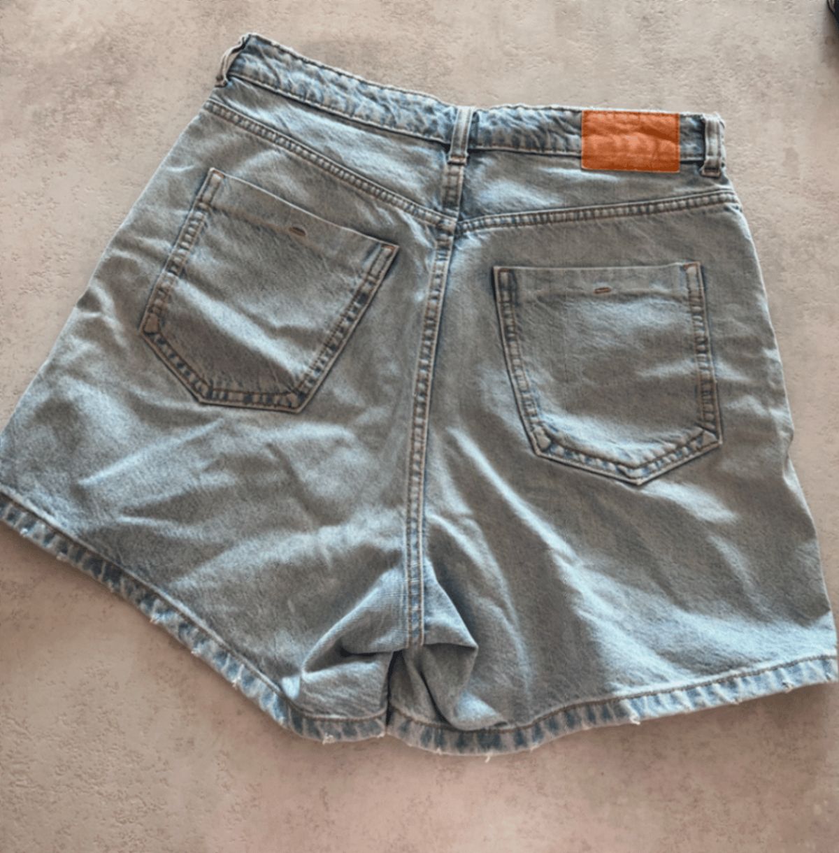 Shorts in denim dal lavaggio chiaro con taglio Mom di ZARA - photo 4