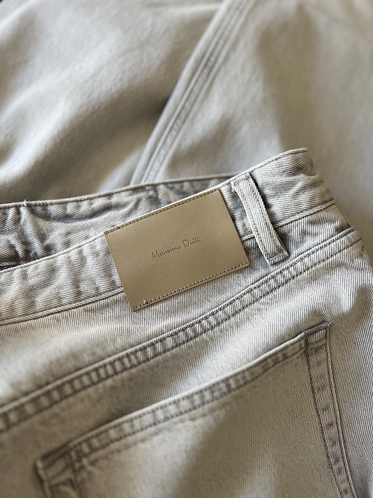 Massimo Dutti – Vaqueros de corte relajado | Gris claro | Talla EUR 46 / SIN USAR - photo 3