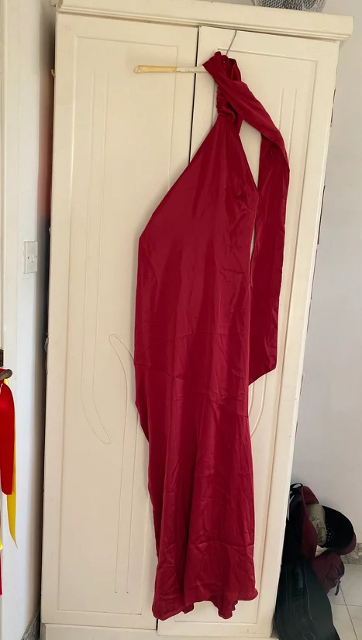 Vestido largo de satén color burdeos con cuello halter - photo 3
