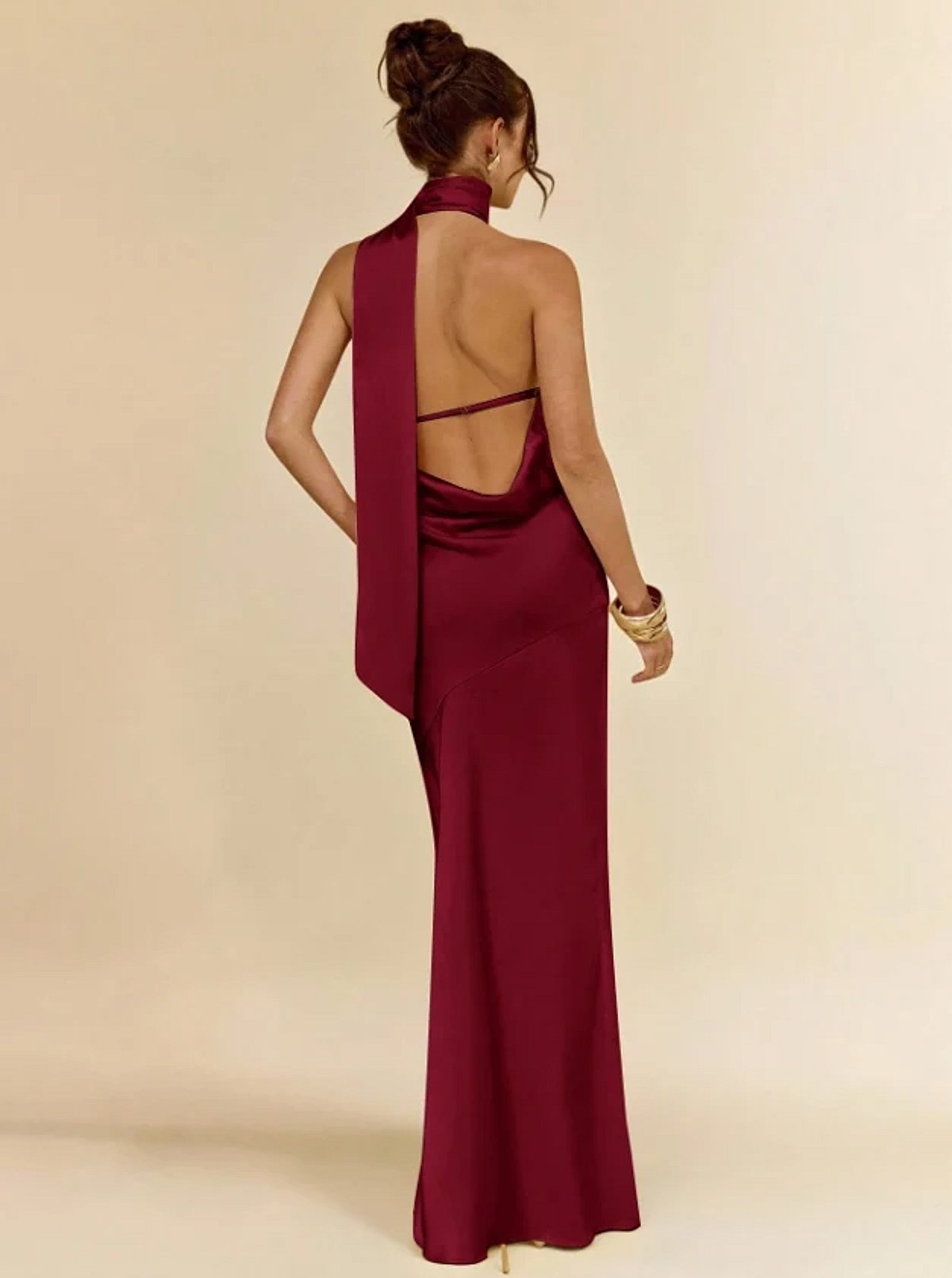 Vestido largo de satén color burdeos con cuello halter - photo 2
