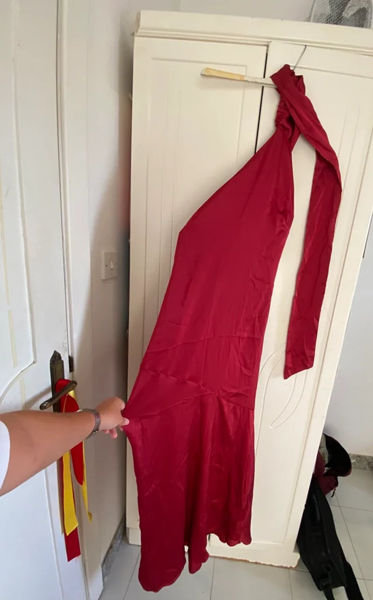 Vestido largo de satén color burdeos con cuello halter - photo 4