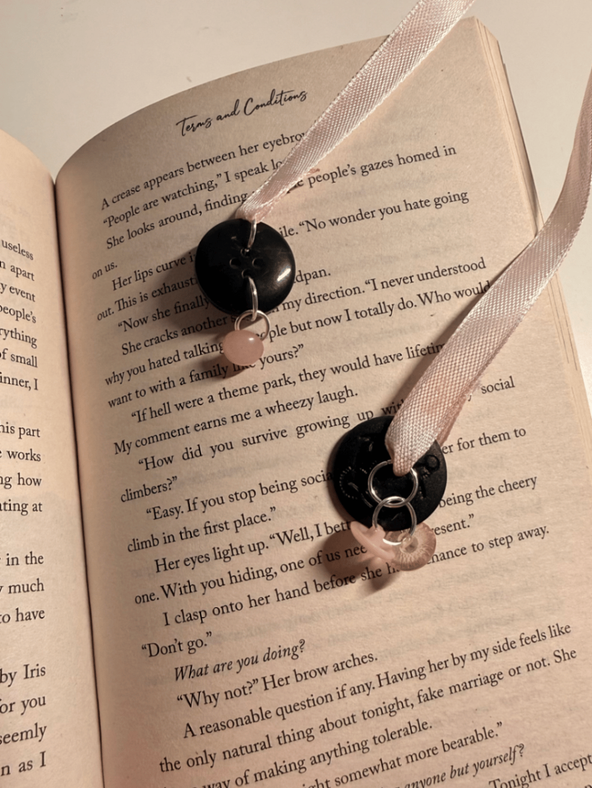 Marcapáginas con colgante de cinta hecho a mano - photo 3