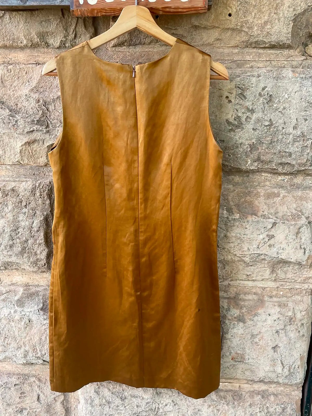 Minivestido dorado brillante sin mangas de DKNY - photo 3