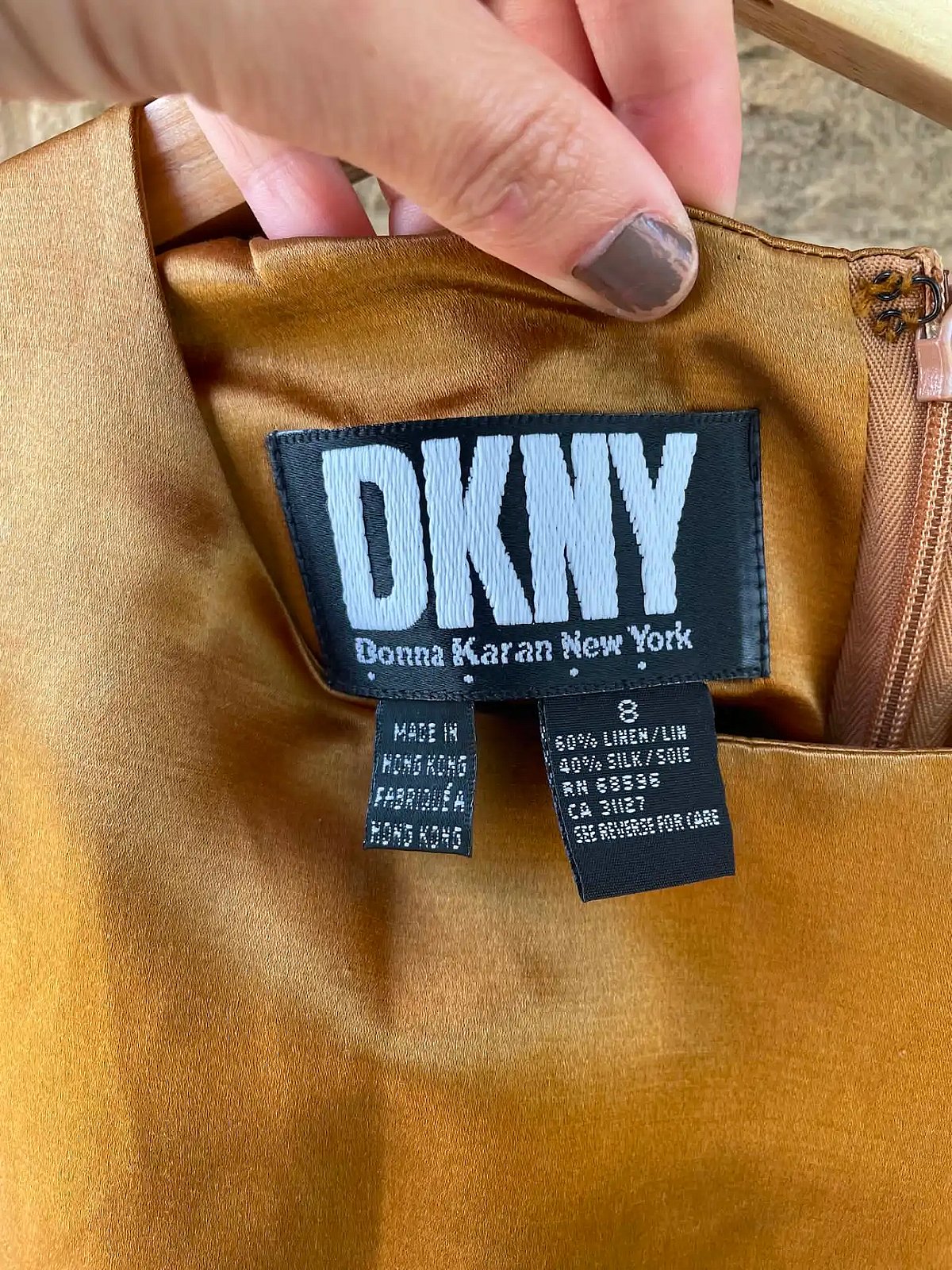 Minivestido dorado brillante sin mangas de DKNY - photo 4
