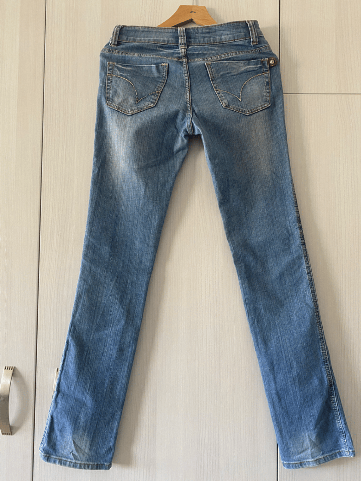 Jeans a vita bassa e vestibilità slim - photo 2