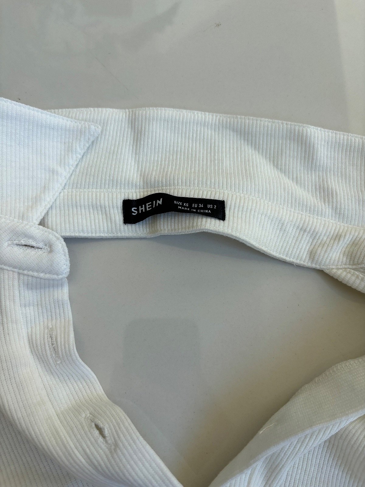 Top con scollo all'americana e bottoni a costine - photo 3