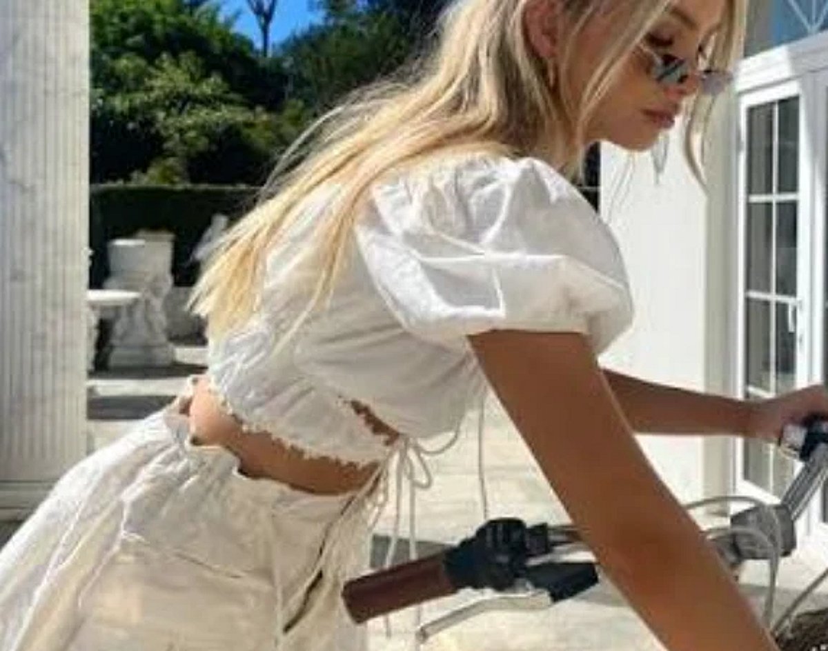 Falda Sabo y top blanco de encaje con aberturas - photo 5