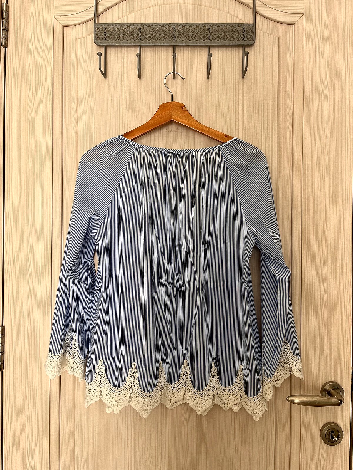 Blusa a rayas azules y blancas - photo 2