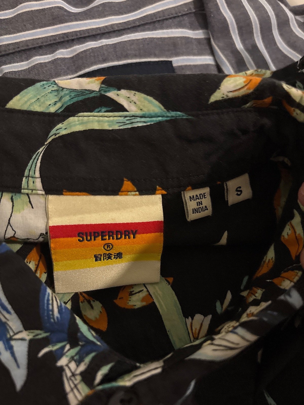 Qmis Superdry bi Stampar tal-Fjuri - photo 2