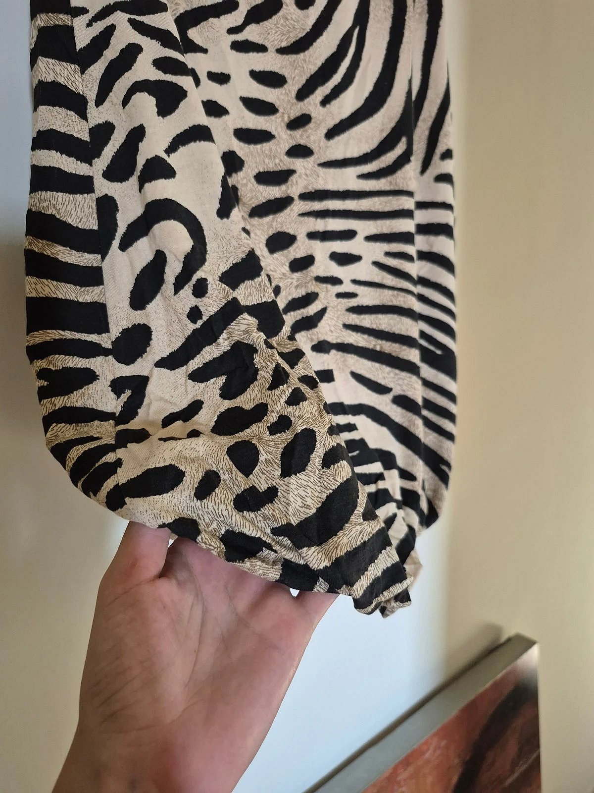 Abito con stampa animalier nera e marrone - photo 3