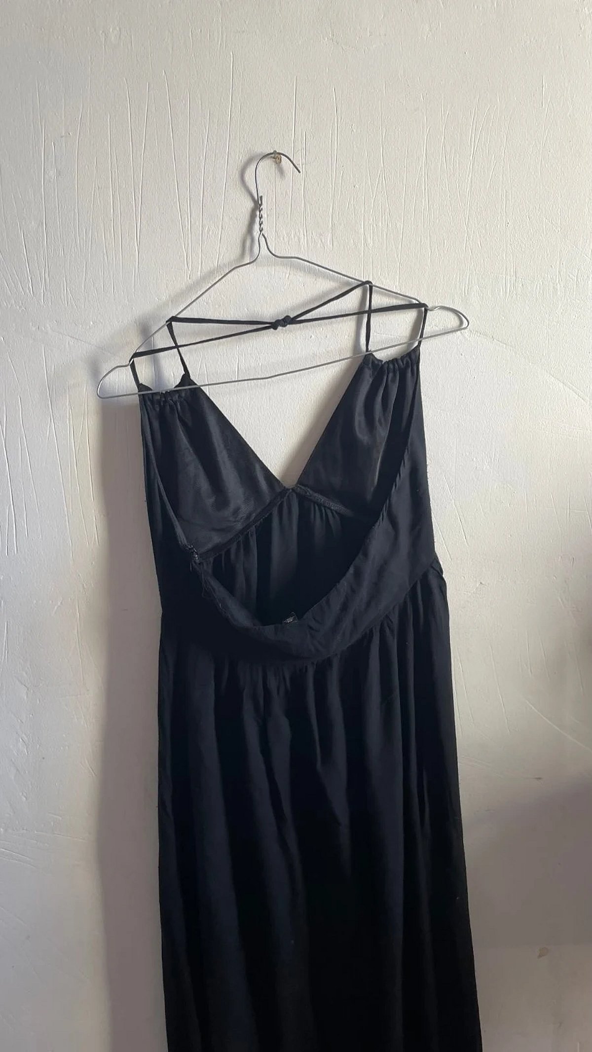 Vestido largo negro con cuello en V - photo 2