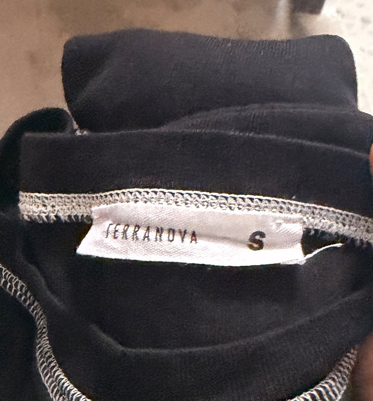 T-shirt sewda maqtugħa b'ħjata kontrastanti - photo 2
