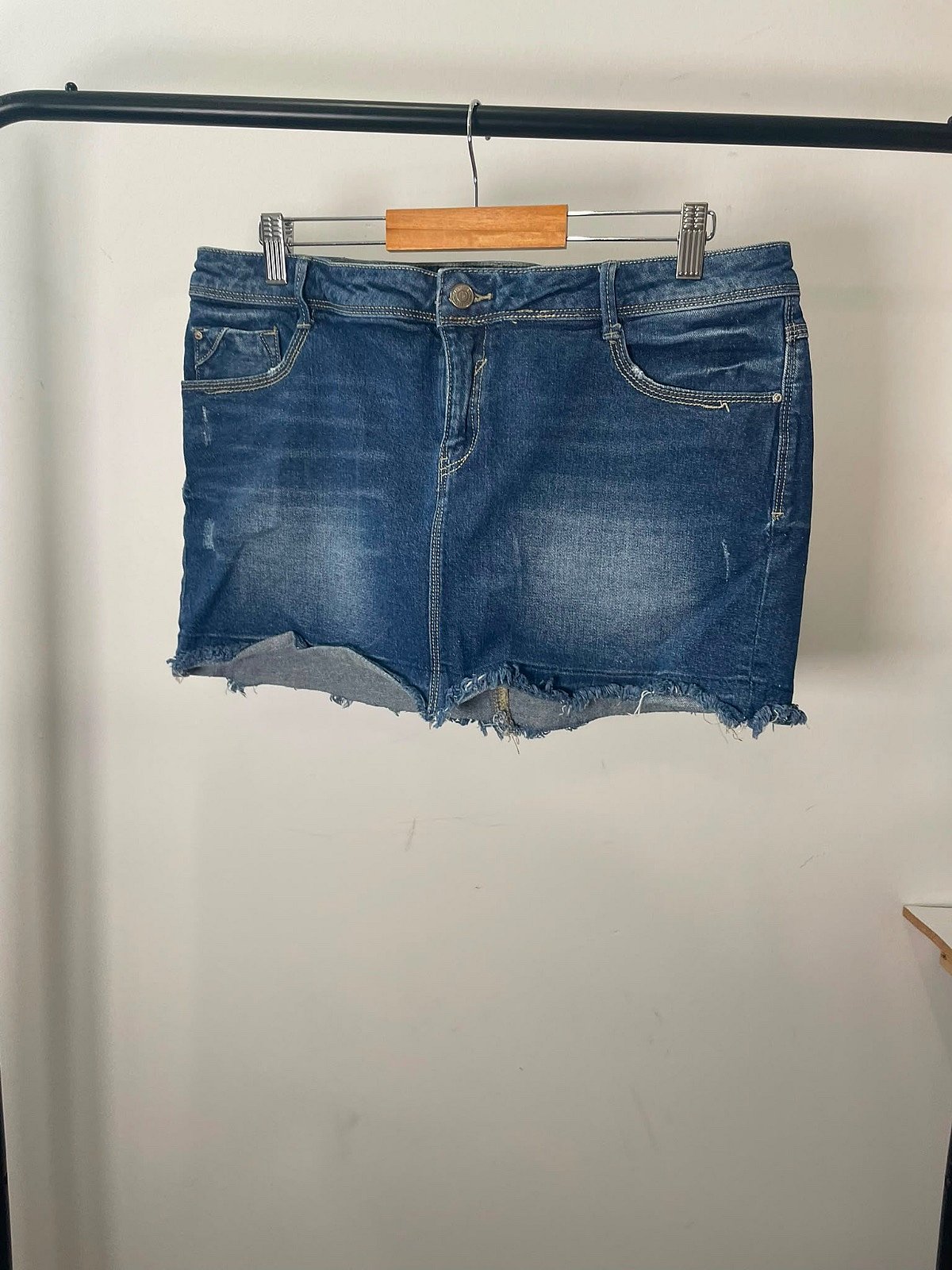 Denim frayed mini skirt - photo 4