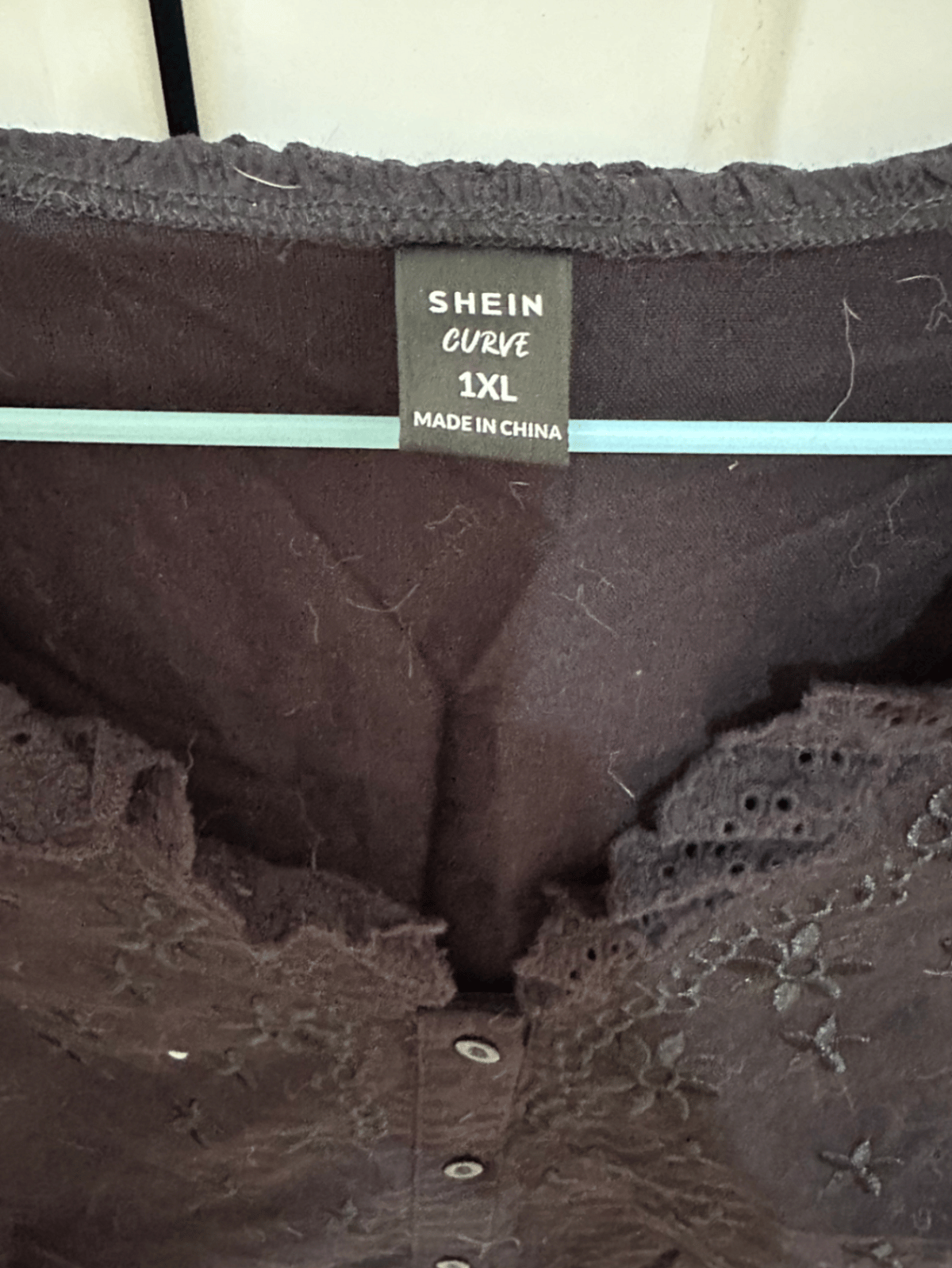 Blusa negra bordada con ojales - photo 2
