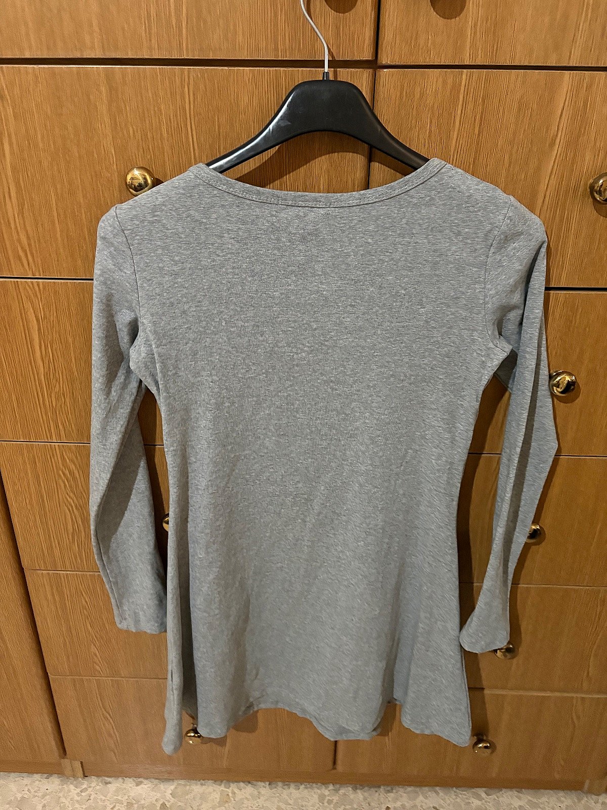 Túnica gris con cuello en V y cordones - photo 2