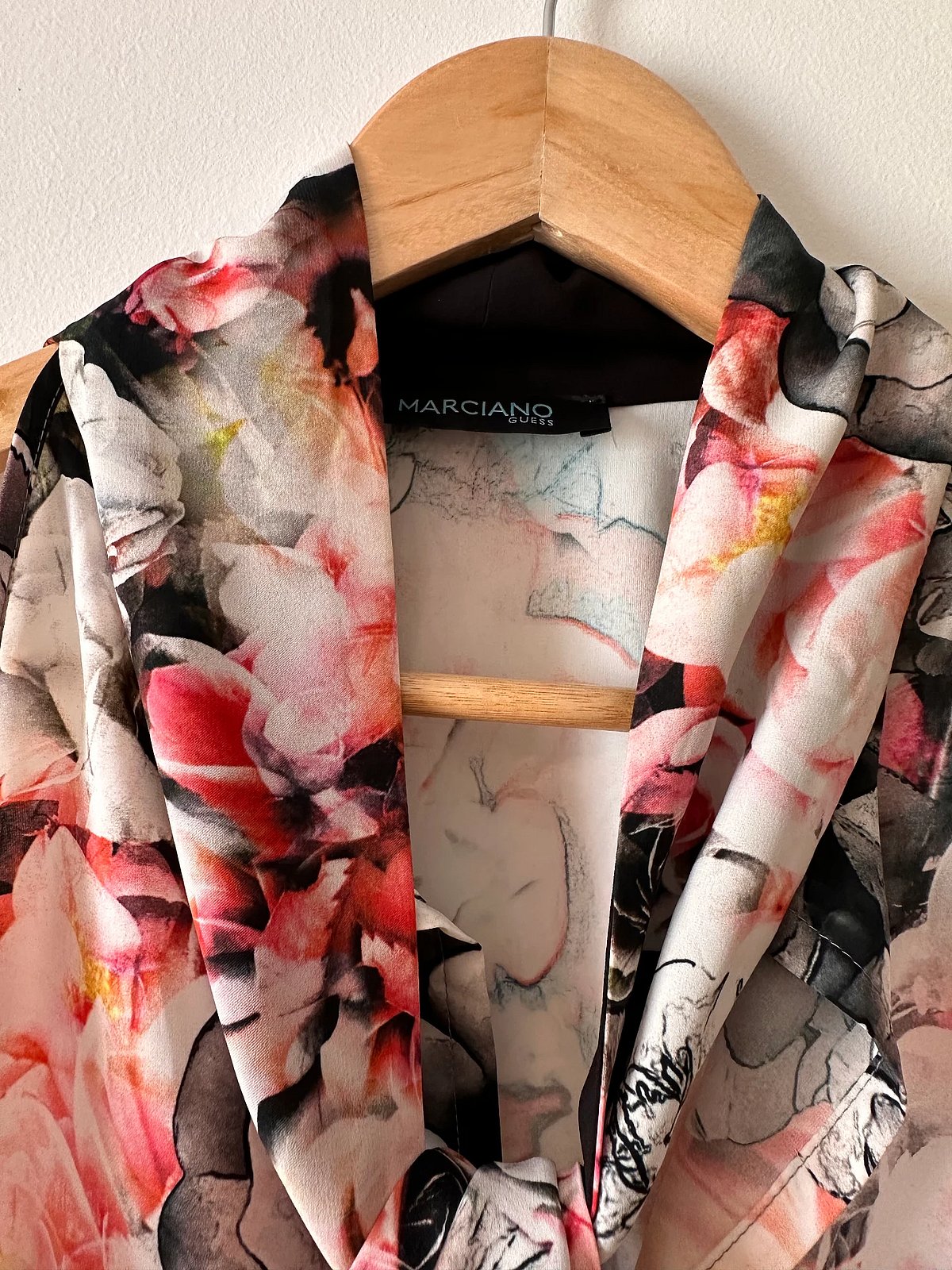 Blusa de Guess Marciano con lazo delantero - photo 4