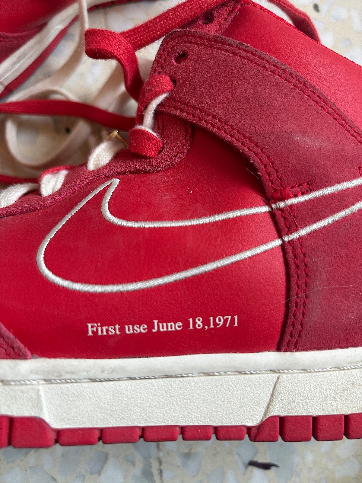Sneakers Nike Aħmar u Abjad għall-50 Anniversarju - photo 4