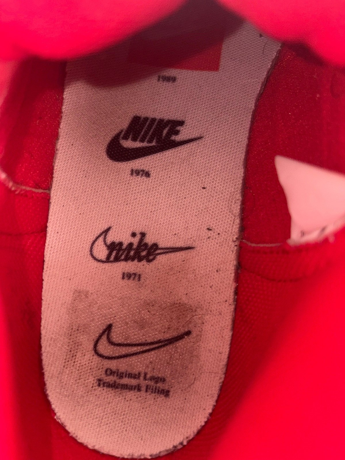 Sneakers Nike Aħmar u Abjad għall-50 Anniversarju - photo 5