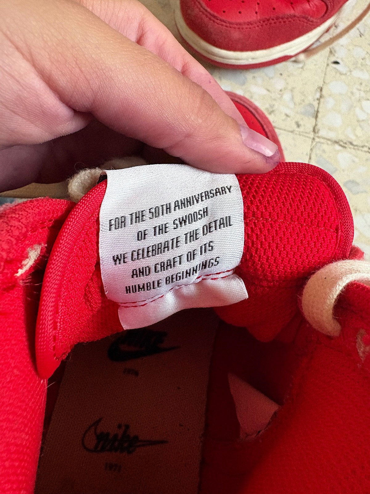 Sneakers Nike Aħmar u Abjad għall-50 Anniversarju - photo 6