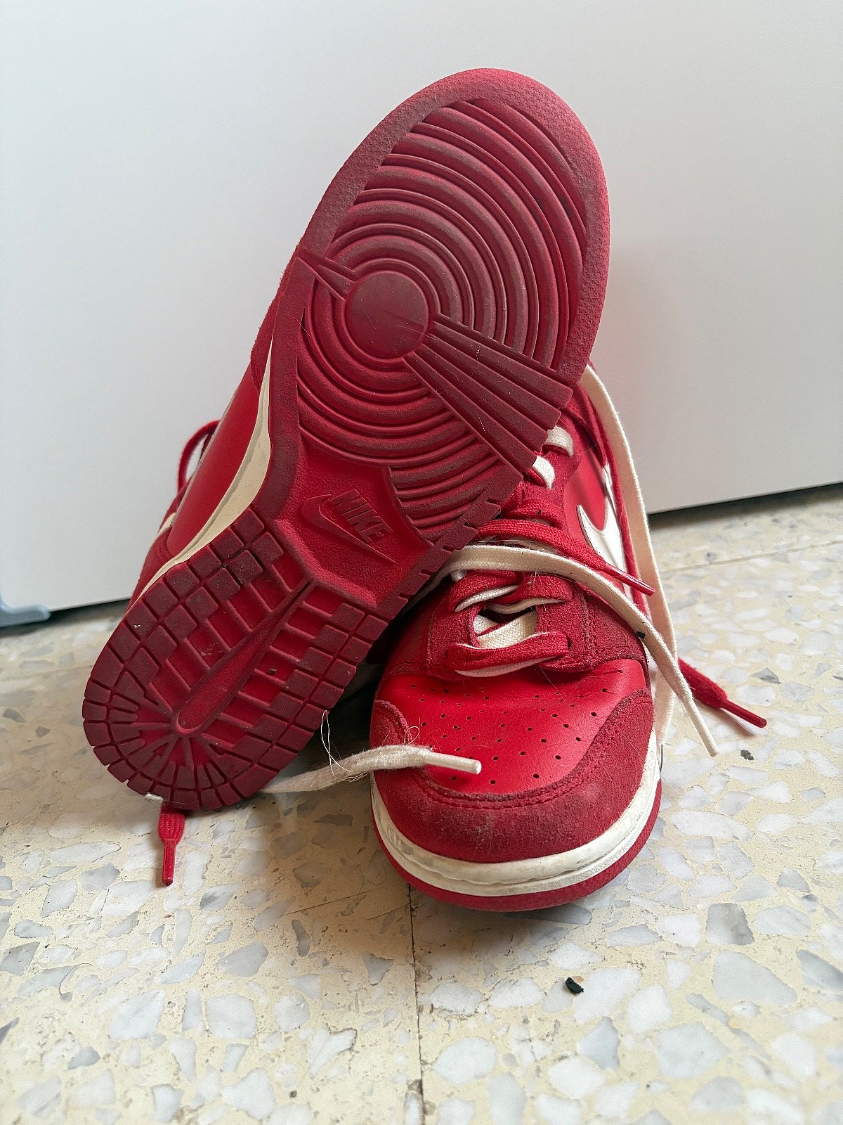 Sneakers Nike Aħmar u Abjad għall-50 Anniversarju - photo 3