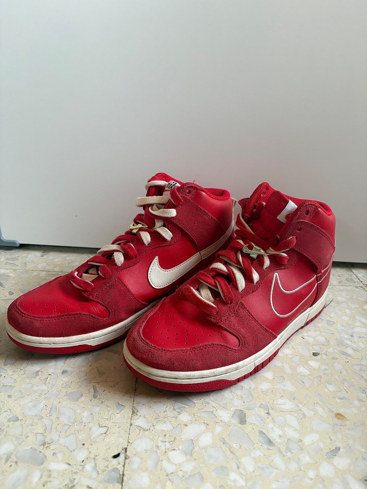 Sneakers Nike Aħmar u Abjad għall-50 Anniversarju - photo 2