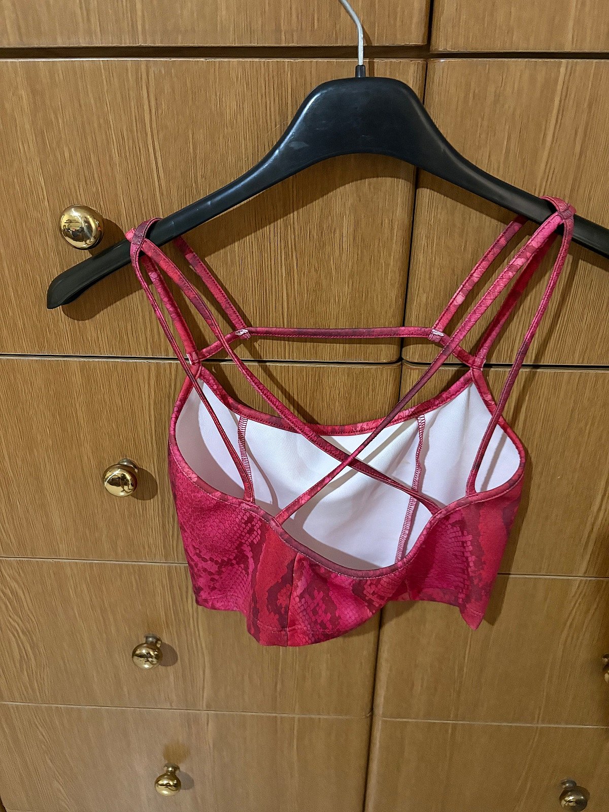 Top corto con estampado de piel de serpiente rosa - photo 2