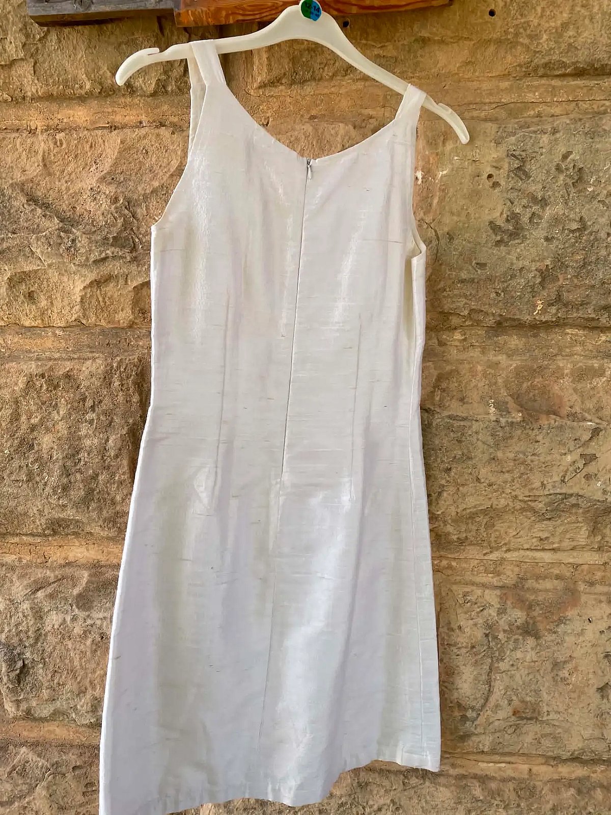 Vestido curto branco texturizado sem mangas - photo 2
