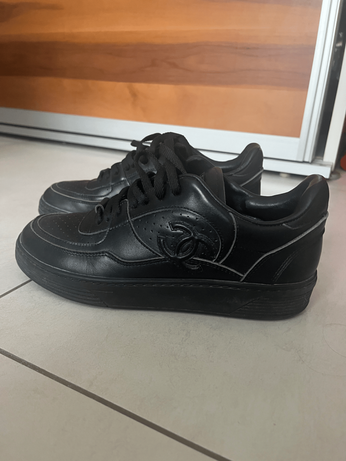 Sneakers tal-Ġilda Sewda Low Top - photo 3