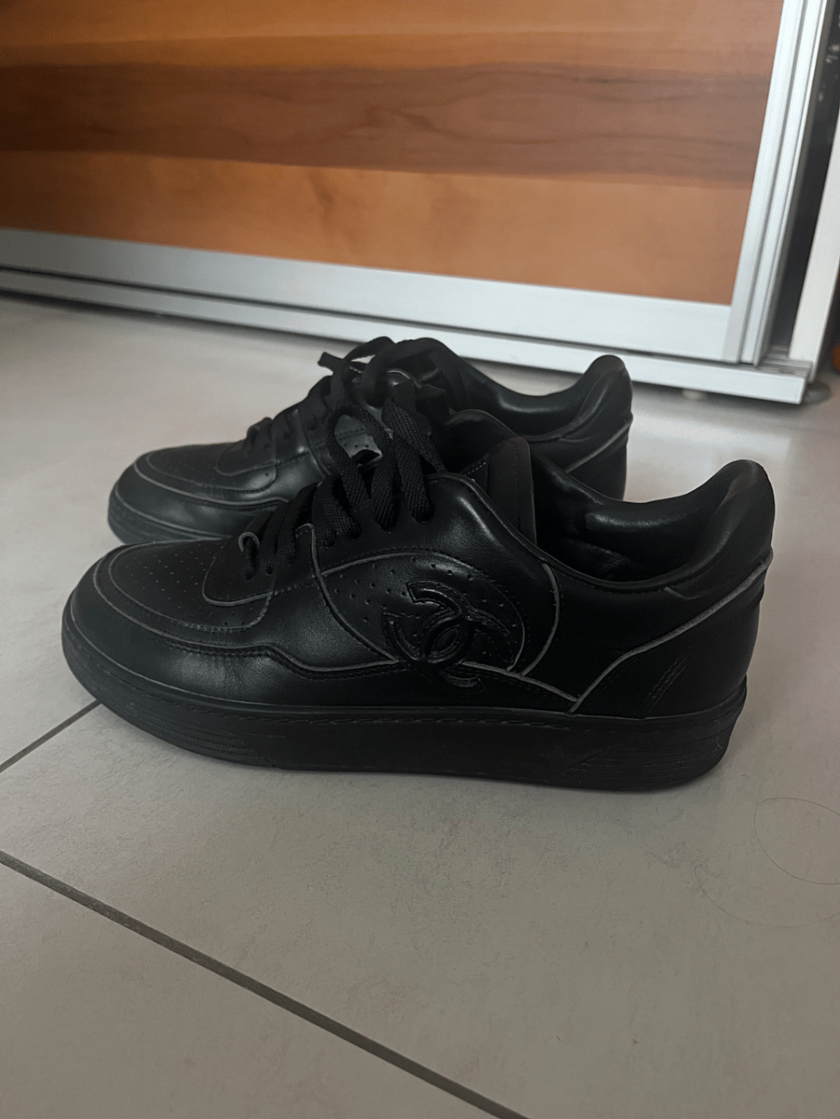 Sneakers tal-Ġilda Sewda Low Top - photo 2