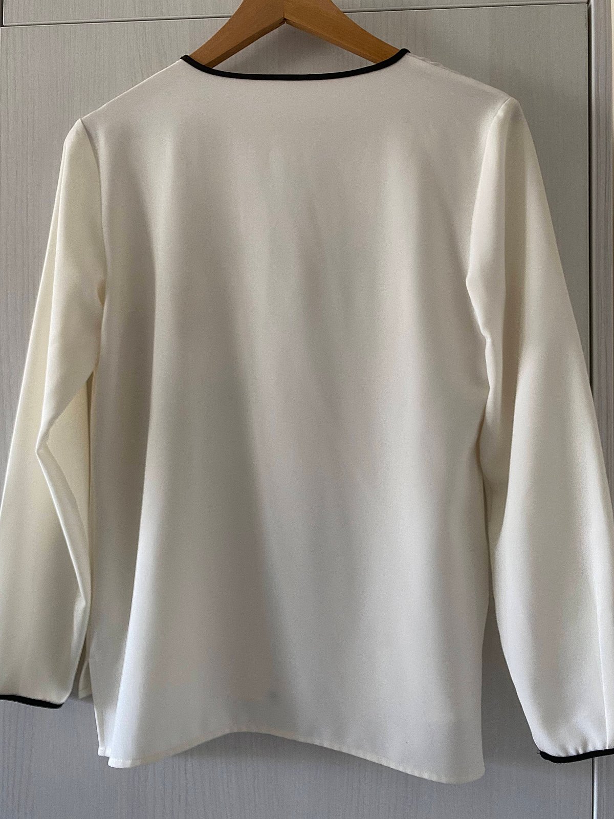 Blusa blanca con ribete negro - photo 2