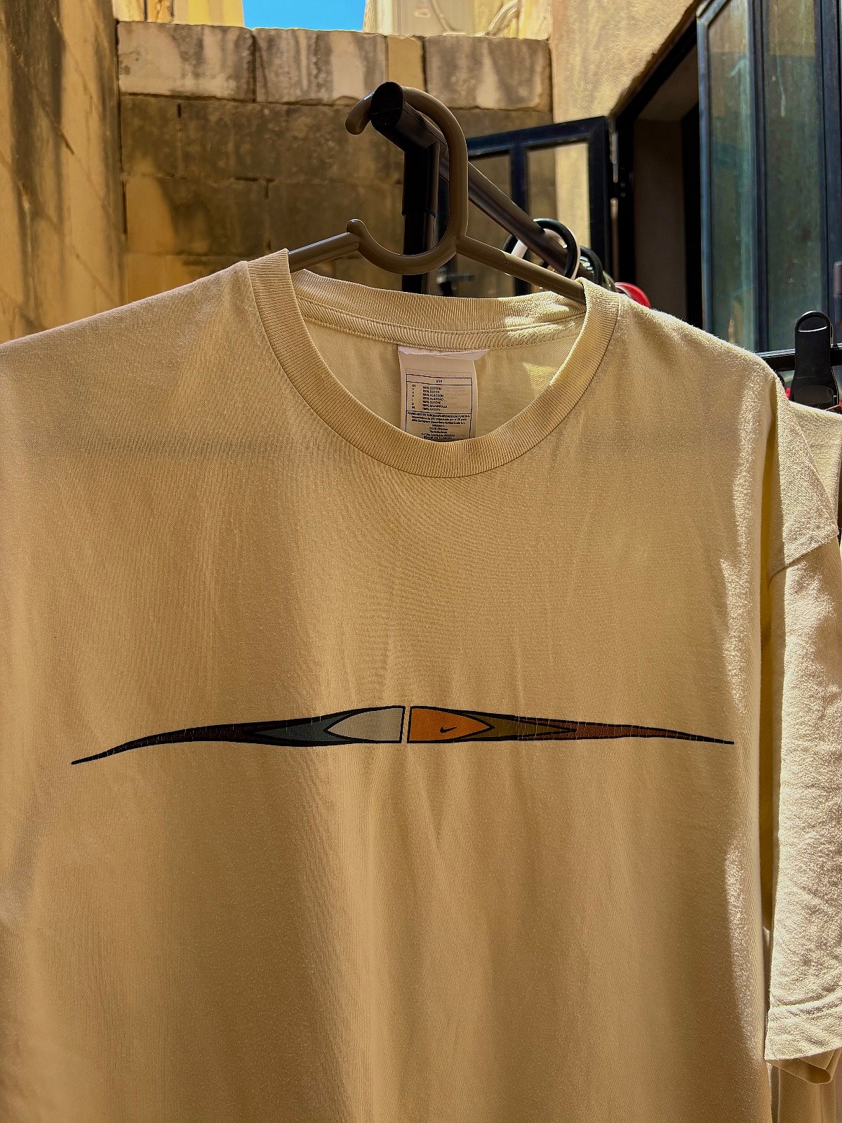 Camiseta Nike Graphic de color crema - photo 2