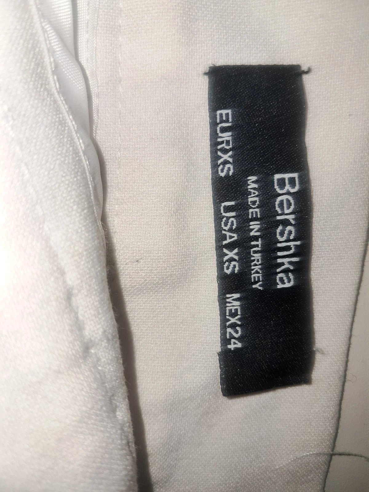 Mini Dbielet tat-Tennis bil-Plejs ta' Bershka Bajda (Linja Esklussiva tal-Ħaddiema AW19) - Daqs XS - photo 8