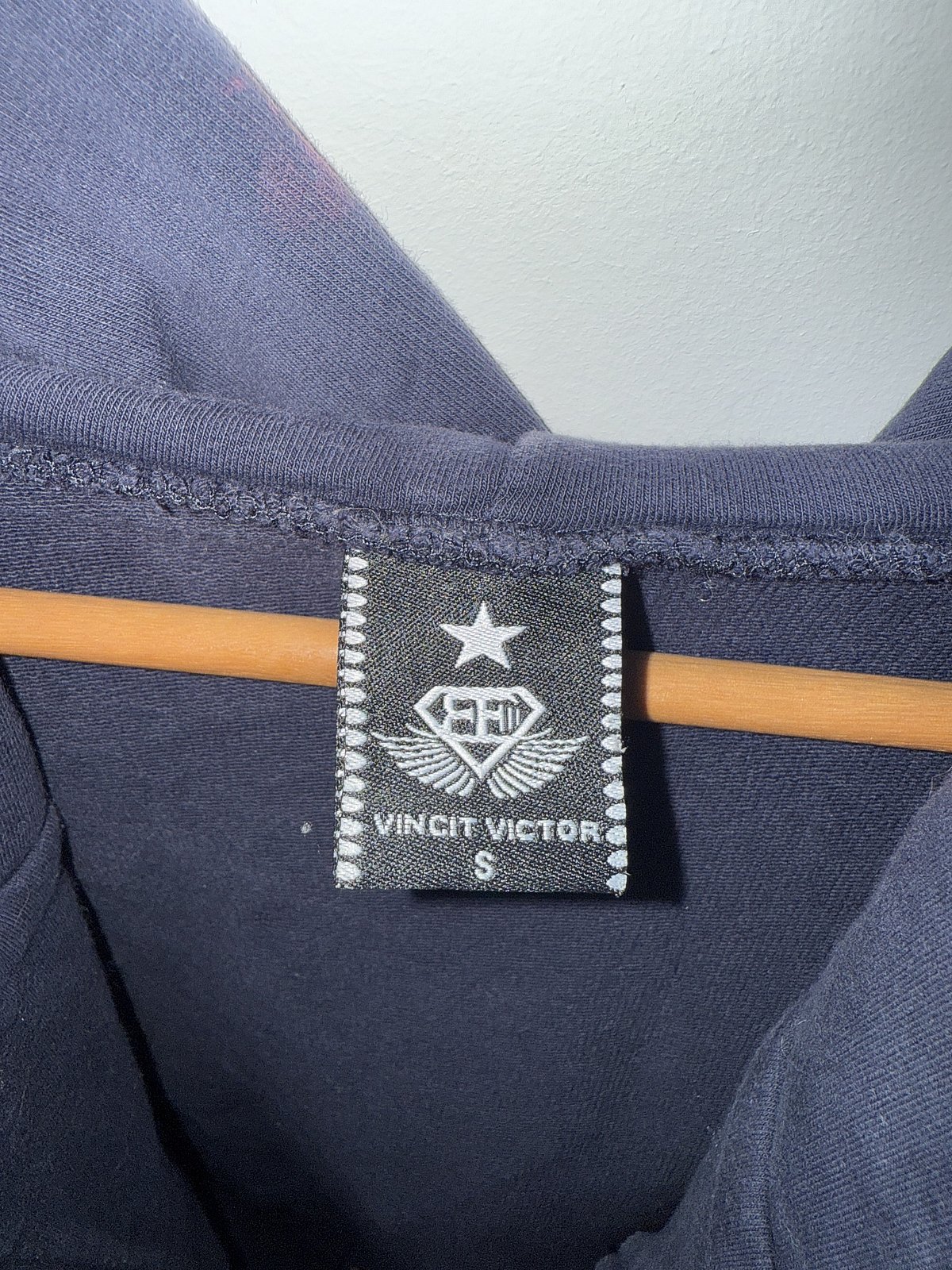 Sudadera con capucha y cremallera asimétrica Vincit Victor - photo 5