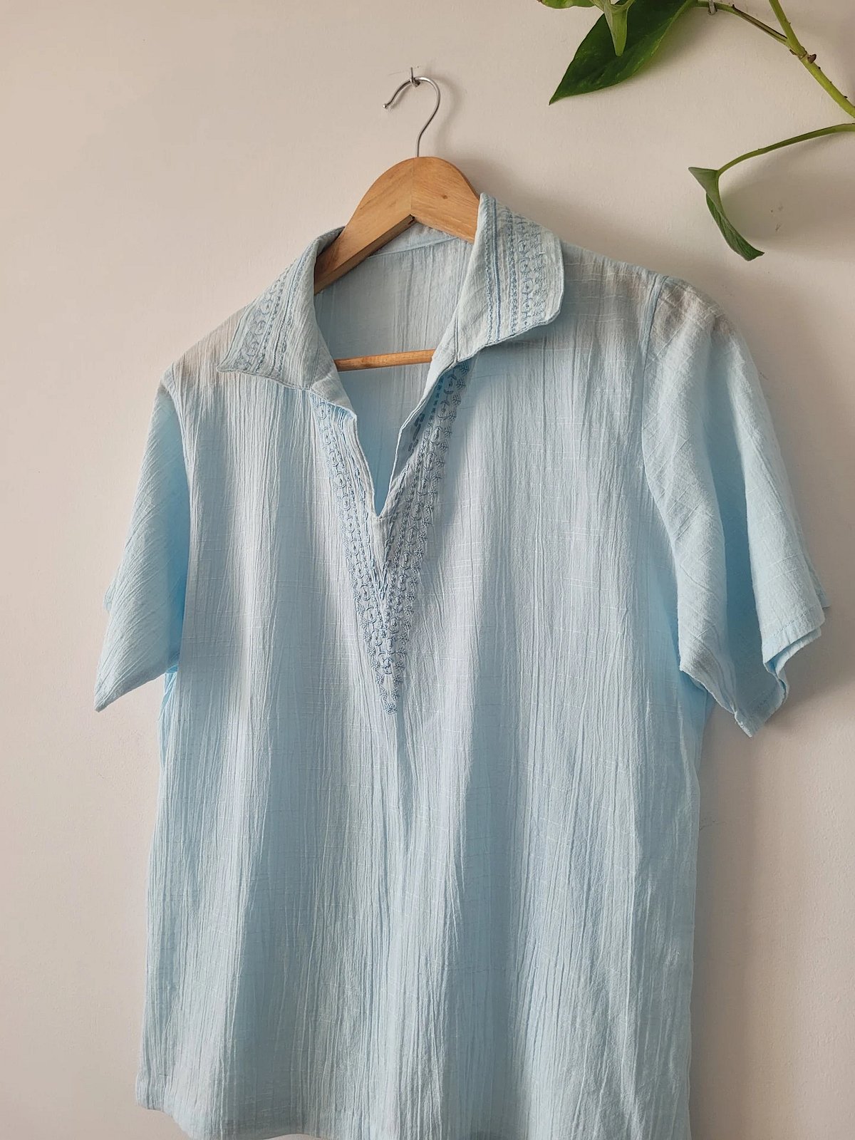 Camisa azul claro con cuello bordado - photo 2