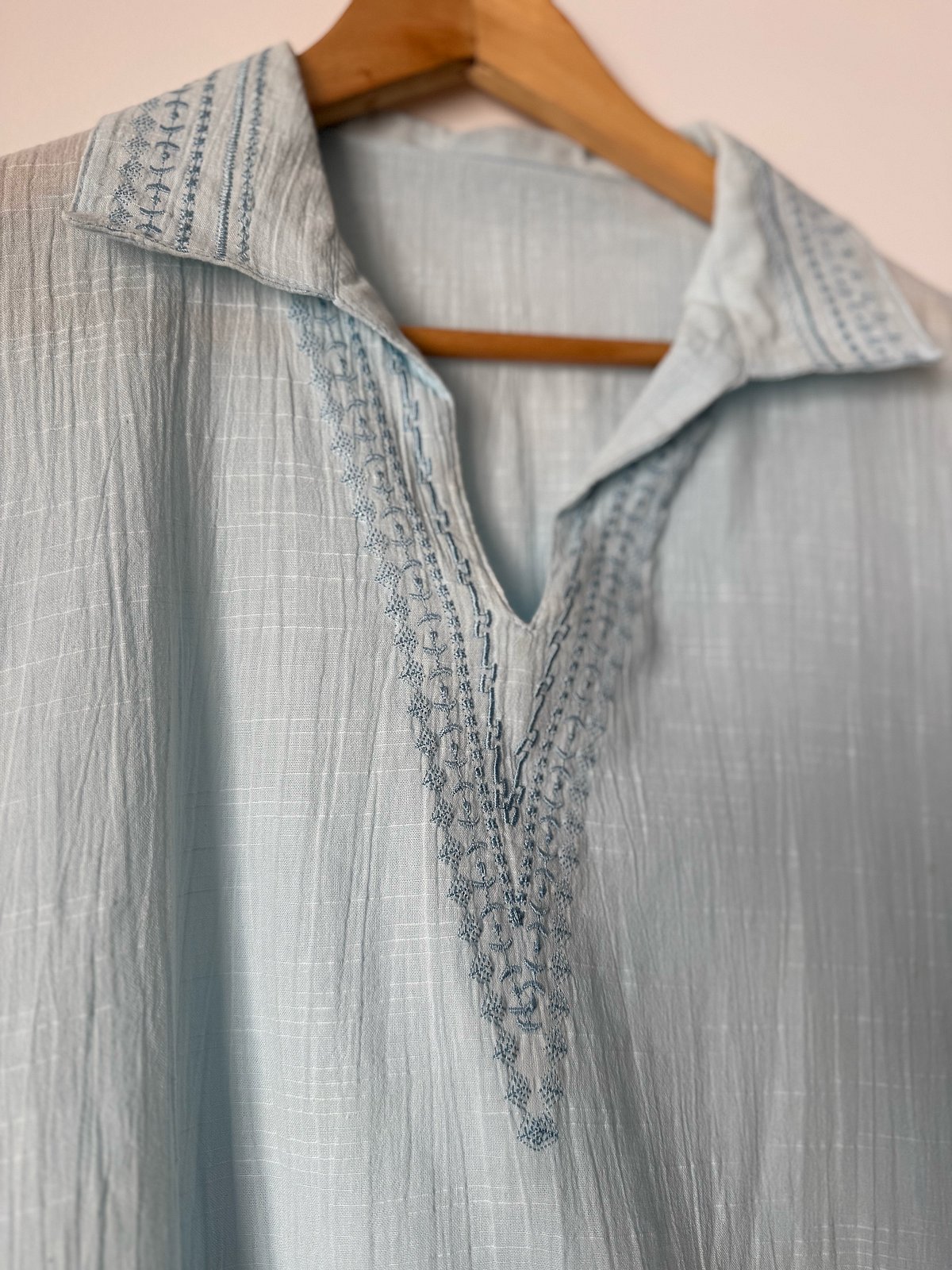 Camisa azul claro con cuello bordado - photo 4