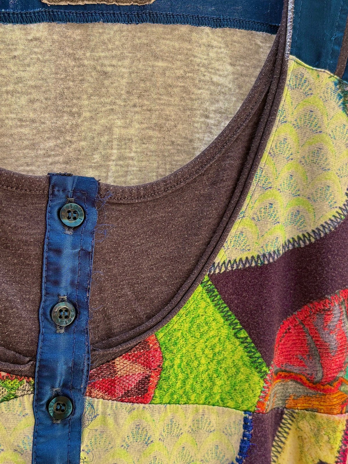 Blusa abotonada con diseño patchwork de Desigual de principios de la década de los 2000 - photo 3