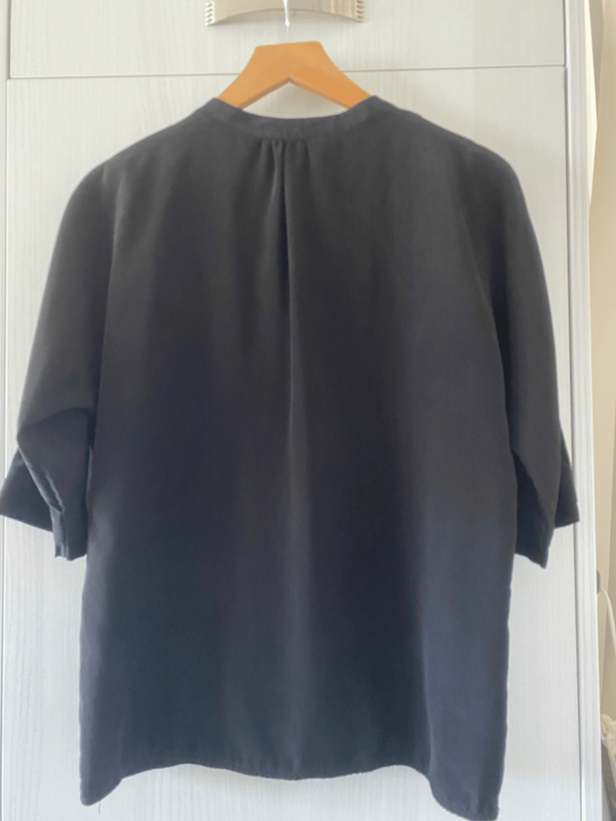 Blusa negra plisada con cuello en V - photo 2