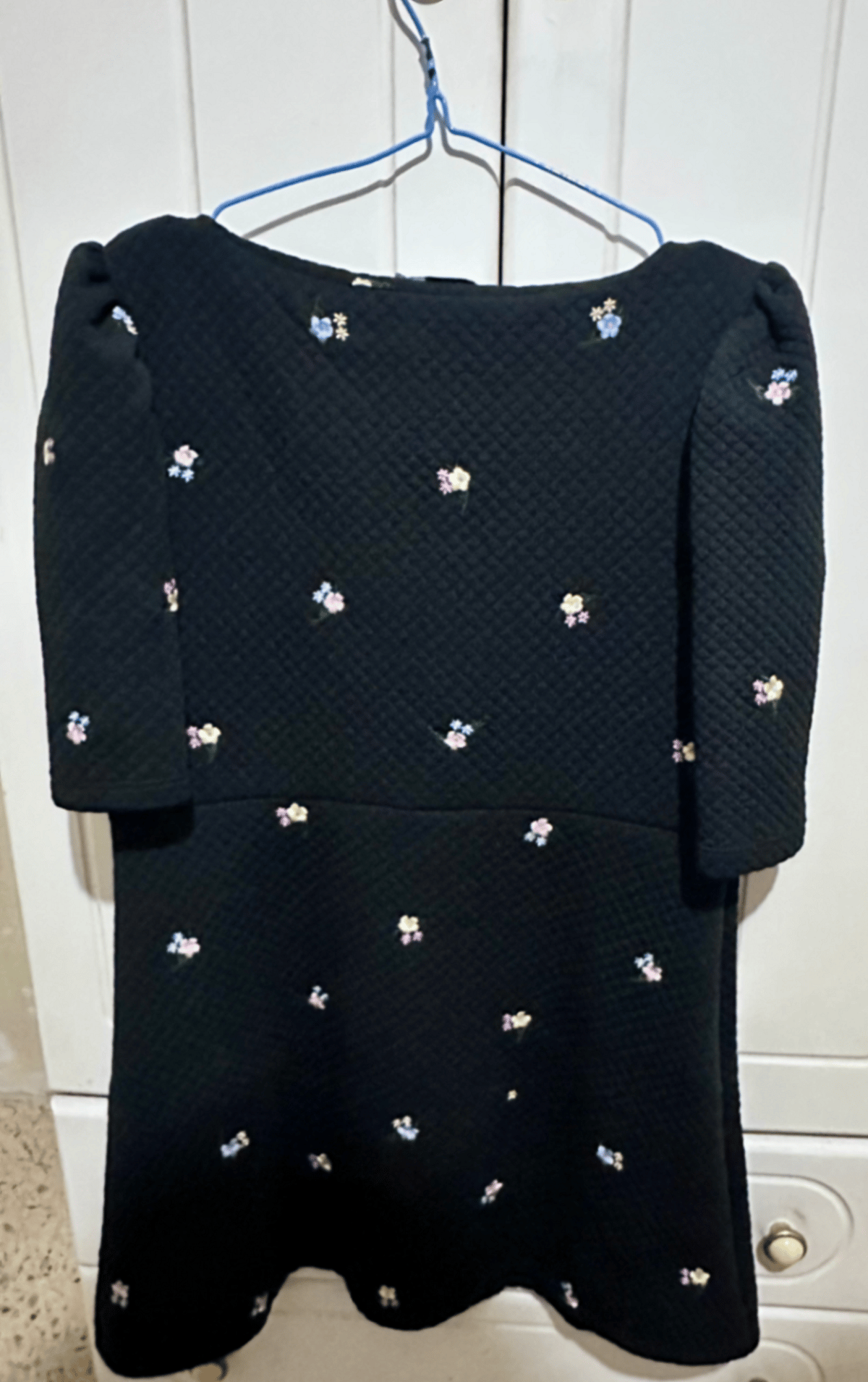 Vestido negro con bordado floral Q de ASOS - photo 2