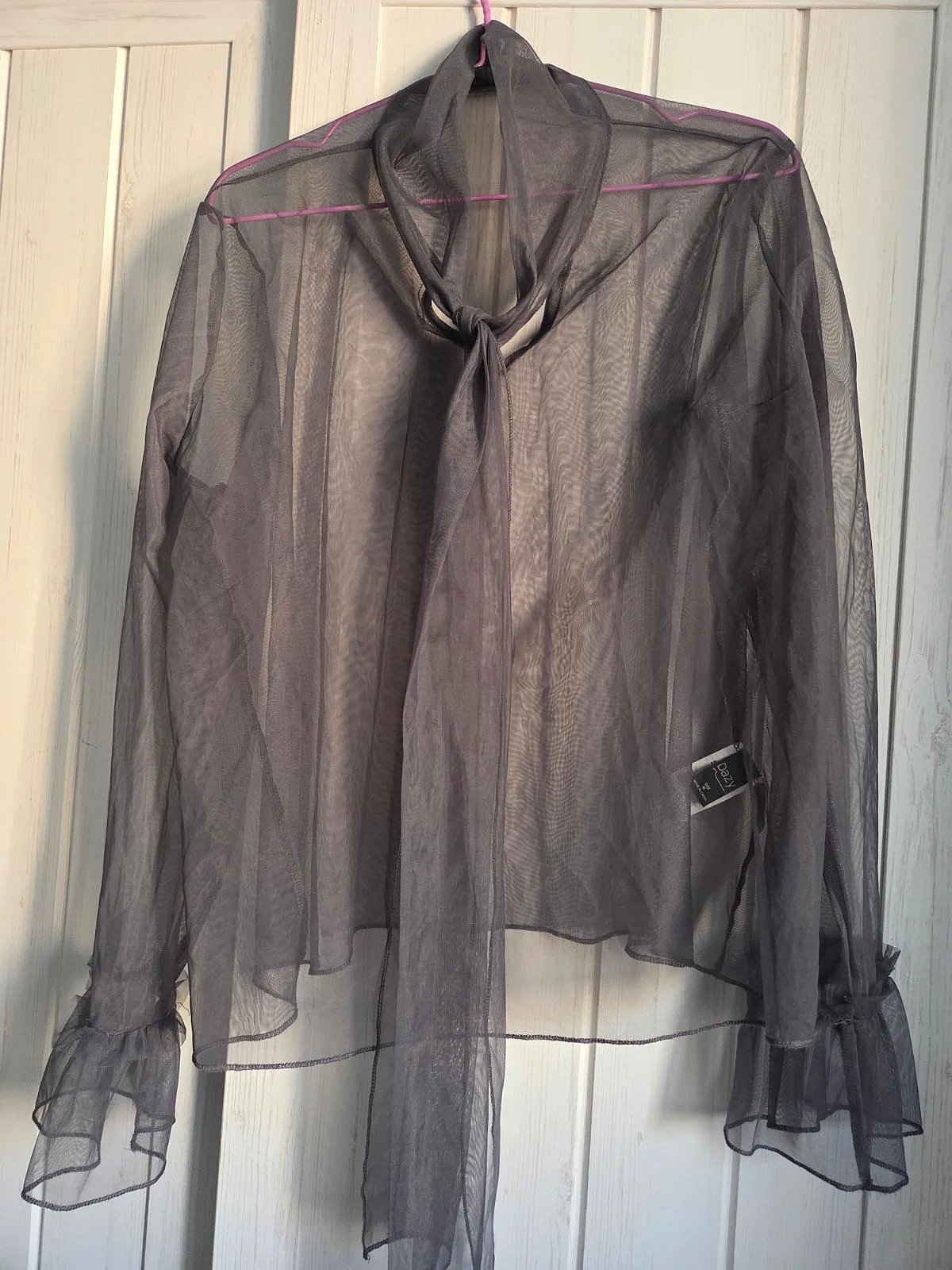 Blusa gris transparente con lazo en el cuello - photo 2