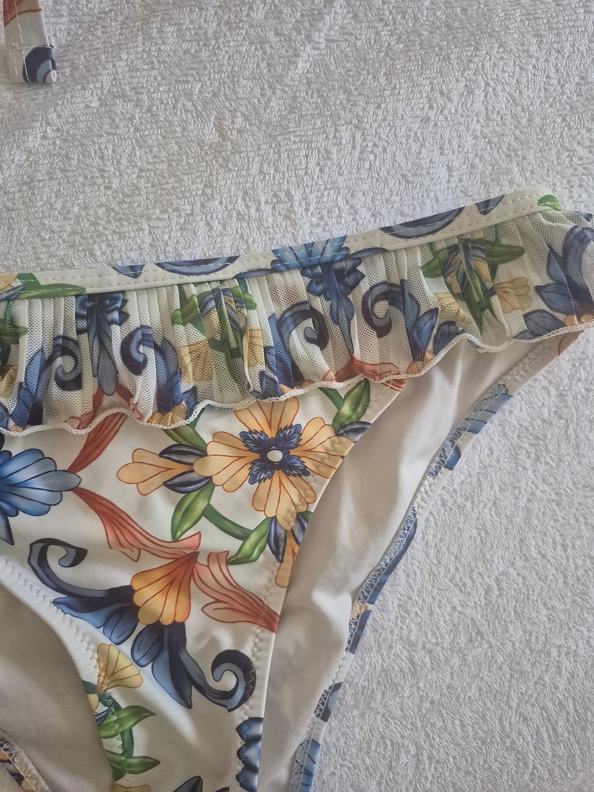 Conjunto de bikini con volantes florales - photo 4