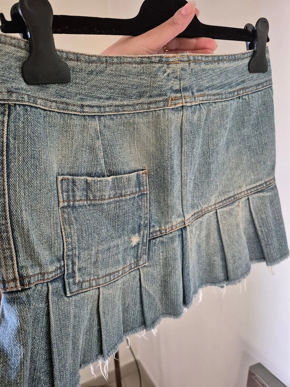 Minigonna in denim plissettato effetto consumato 2YK - photo 5
